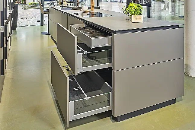Koje 21 KH: Grote, luxe eilandkeuken met visgraatstructuur, bar en granieten werkblad