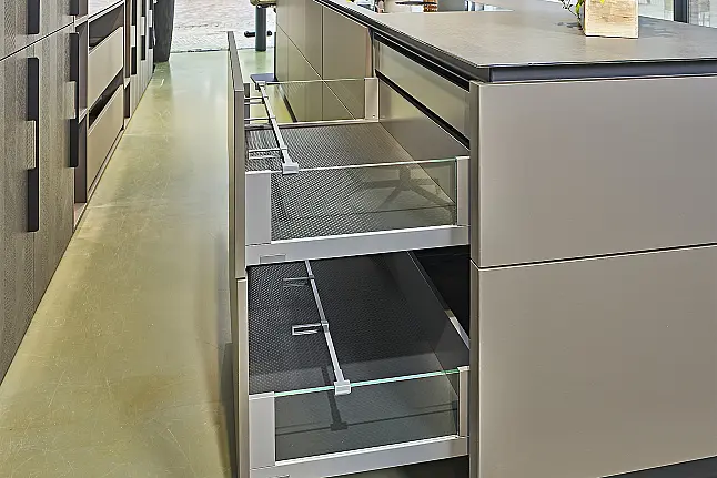 Koje 21 KH: Grote, luxe eilandkeuken met visgraatstructuur, bar en granieten werkblad