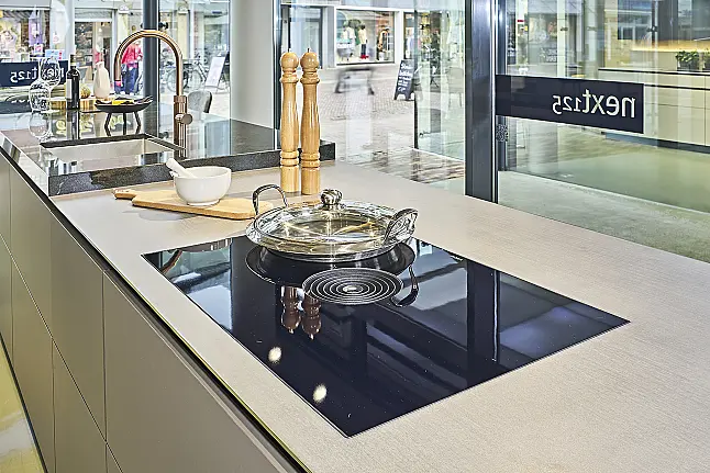 Koje 21 KH: Grote, luxe eilandkeuken met visgraatstructuur, bar en granieten werkblad