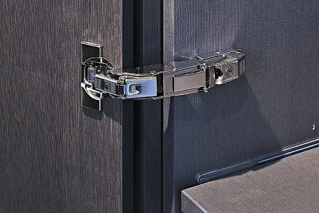 Koje 21 KH: Grote, luxe eilandkeuken met visgraatstructuur, bar en granieten werkblad
