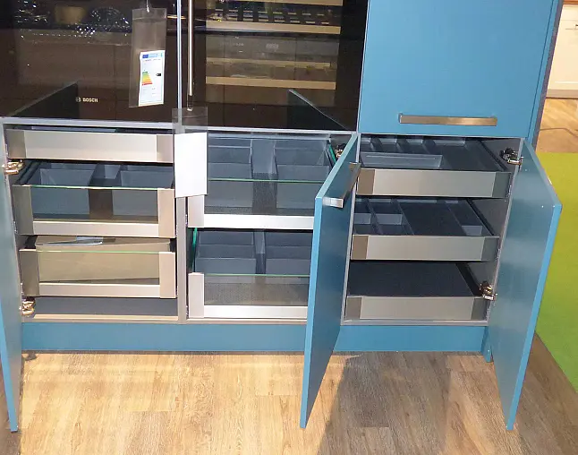 Moderne Einbauküche mit Elektrogeräten und Bora Kochfeld