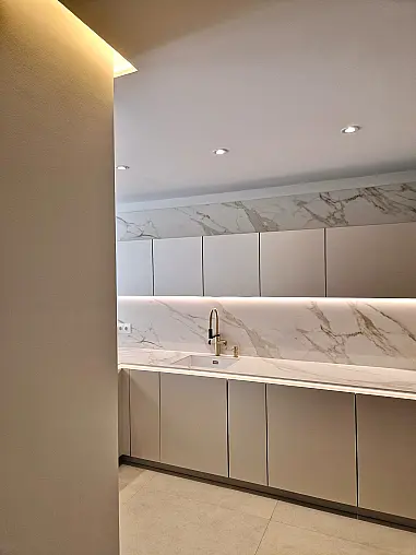 Exklusive Designküche mit Neolith-Keramik, Blanco CHOICE und