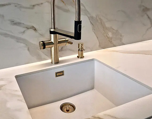 Exklusive Designküche mit Neolith-Keramik, Blanco CHOICE und