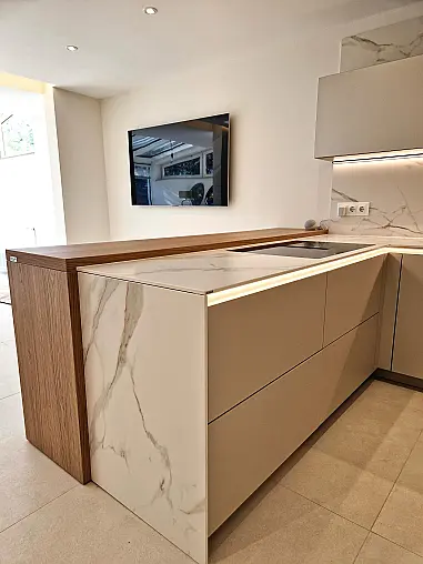 Exklusive Designküche mit Neolith-Keramik, Blanco CHOICE und