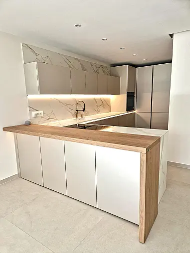 Exklusive Designküche mit Neolith-Keramik, Blanco CHOICE und