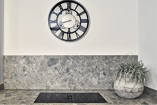 Koje 11 KL: Beige greeploze keuken met vitrinekasten en keramisch werkblad