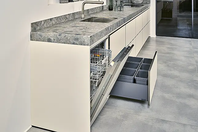 Koje 11 KL: Beige greeploze keuken met vitrinekasten en keramisch werkblad