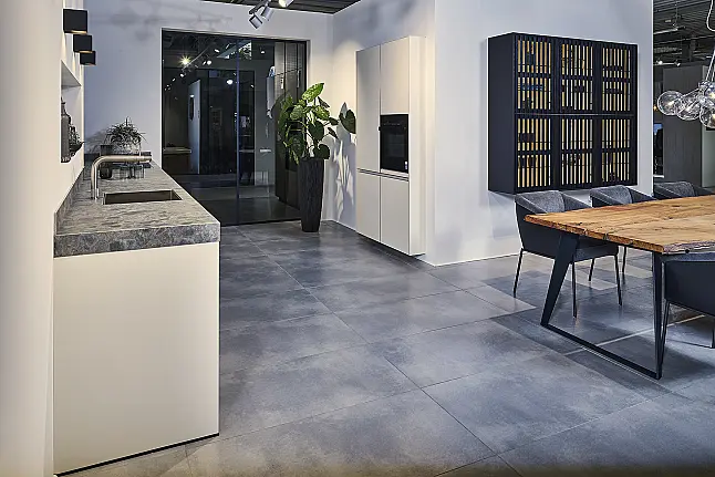 Koje 11 KL: Beige greeploze keuken met vitrinekasten en keramisch werkblad