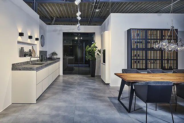 Koje 11 KL: Beige greeploze keuken met vitrinekasten en keramisch werkblad