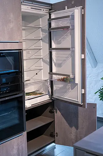 Zeitloses Küchendesign mit offenen Regalen, integrierter Lüftungstechnik und wohnlicher Raumwirkung