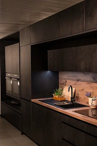 Schwarze Designküche von Häcker | Neuwertig &amp; sofort verfügbar