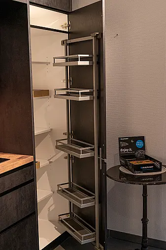 Schwarze Designküche von Häcker | Neuwertig &amp; sofort verfügbar
