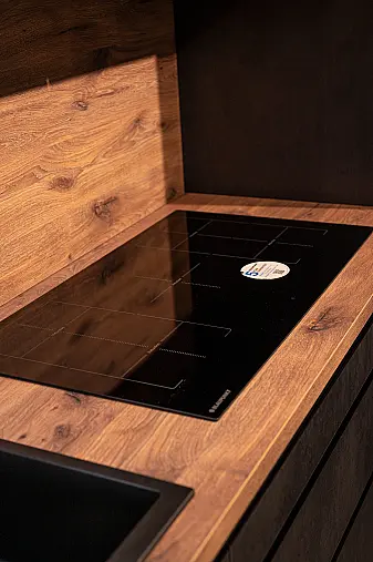Schwarze Designküche von Häcker | Neuwertig &amp; sofort verfügbar