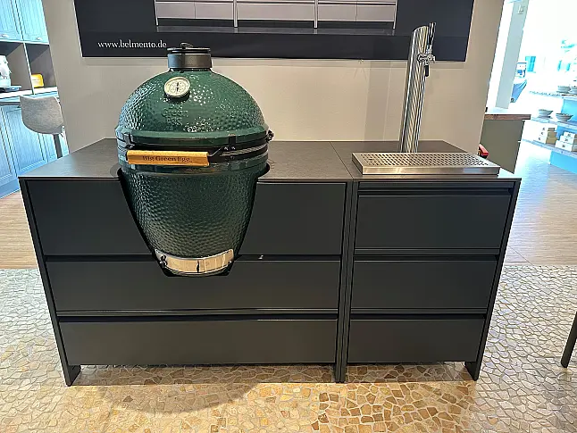 Outdoor-Küche mit Big Green Egg Holzkohlegrill &amp; Zapfanlage