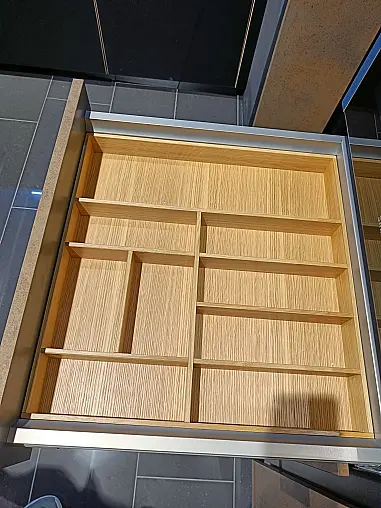 moderne Einbauküche mit Hochschränken