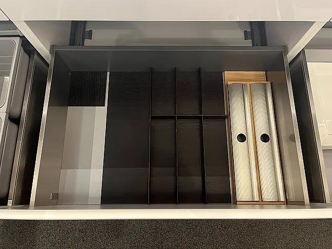 Ballerina Designküche Smart Glas Achatweiß mit schwarzer Keramik