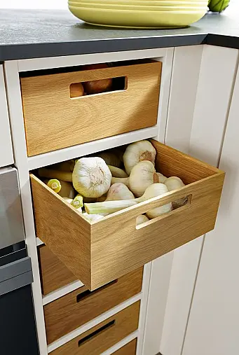 L-Küche mit angedockte Insel, in Satinlack Farbkombination