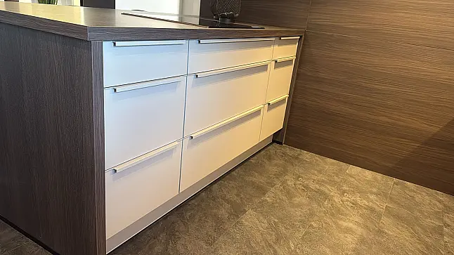 moderne Einbauküche in L-Form und Kochinsel