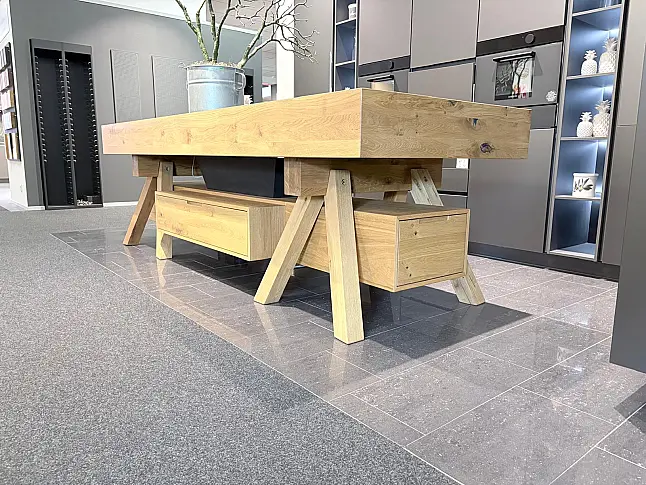 Designer Insel aus Massivholz kombiniert mit moderner Hochschrankoptik