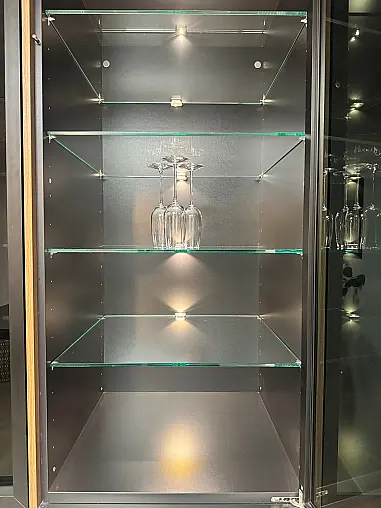 Vitrinenschrank mit Glastüren, Schubkästen und Beleuchtung