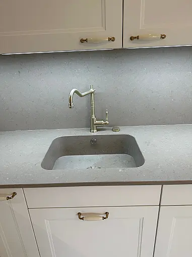 Elegante Häcker-Landhausküche mit Ravenna-Lackfronten in Weiß. Klassisches Rahmen-Design, Porzellan-/Messinggriffe, hochwertige Arbeitsplatte im Stein-Dekor. Inklusive Backofen auf ergonomischer Höhe, Spüleneinheit mit edler Armatur und viel Stauraum.