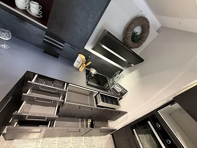 Moderne L-Küche mit  Hochschrank Block inkl. hochgebautem Geschirrspüler