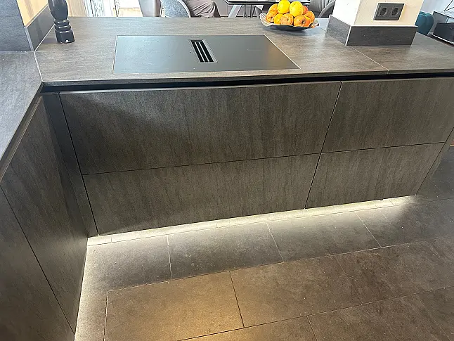 Designküche – Black Star Keramik &amp; Polarweiß Exklusive Fronten in Black Star Keramik, kombiniert mit Echtglas-Oberschränken in Polarweiß. Edles, puristisches Design mit LED-Sockelbeleuchtung und hochwertiger Ausstattung.