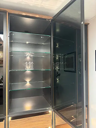 Vitrinenschrank mit Glastüren, Schubkästen und Beleuchtung