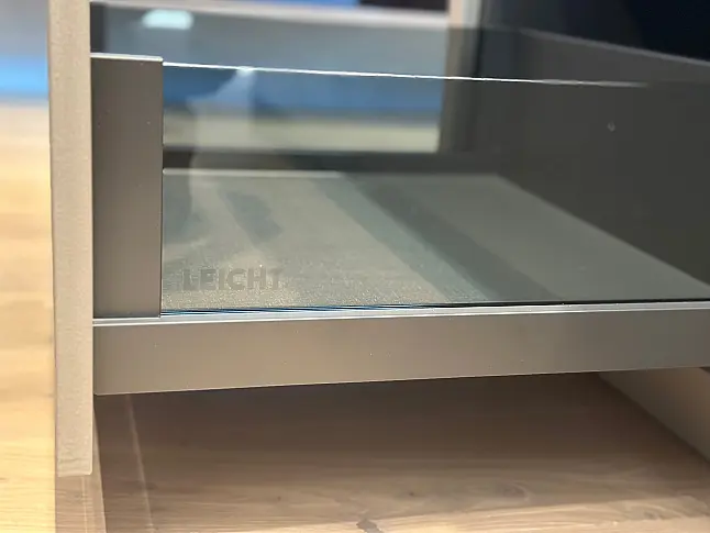 LEICHT Küche in Schieferschwarz mit Kochinsel und Altholz-Theke