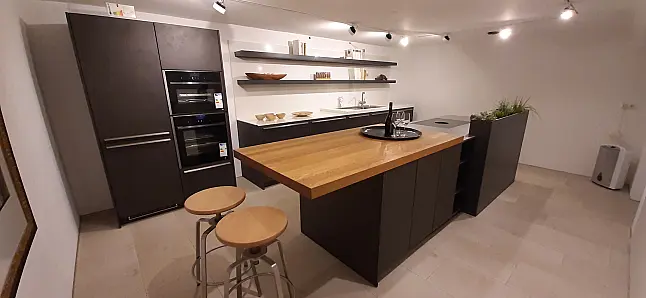 Moderne Insel-Einbauküche mit Betonfronten