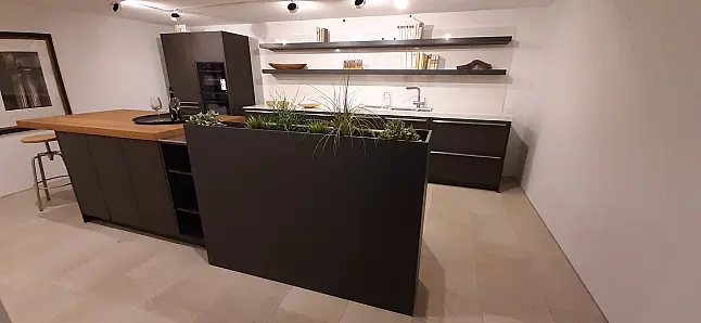 Moderne Insel-Einbauküche mit Betonfronten