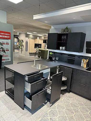 Moderne L-Küche mit  Hochschrank Block inkl. hochgebautem Geschirrspüler