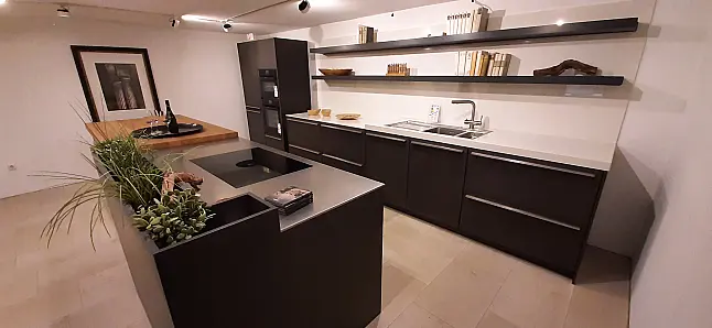 Moderne Insel-Einbauküche mit Betonfronten