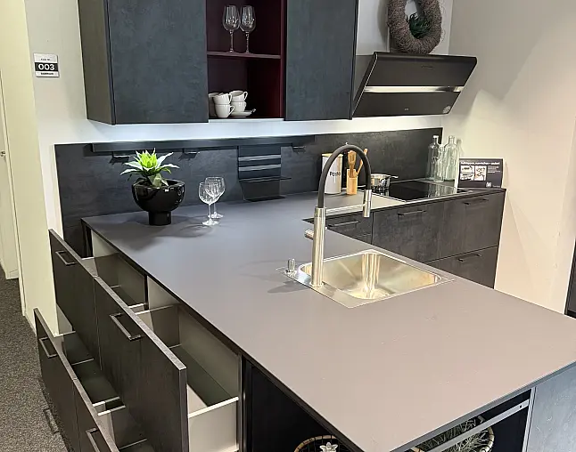 Moderne L-Küche mit  Hochschrank Block inkl. hochgebautem Geschirrspüler