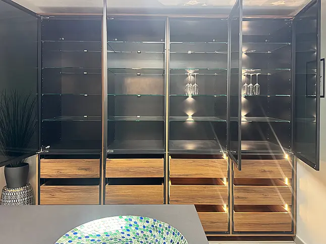 Vitrinenschrank mit Glastüren, Schubkästen und Beleuchtung
