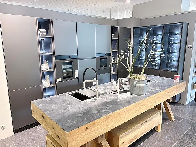 Designer Insel aus Massivholz kombiniert mit moderner Hochschrankoptik
