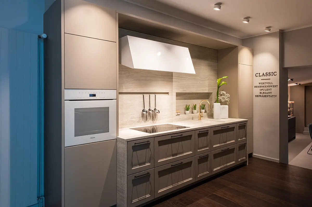 SieMatic CLASSIC Küchenzeile mit Rahmenfronten in Sand und Travertin-Nische in Frankfurt