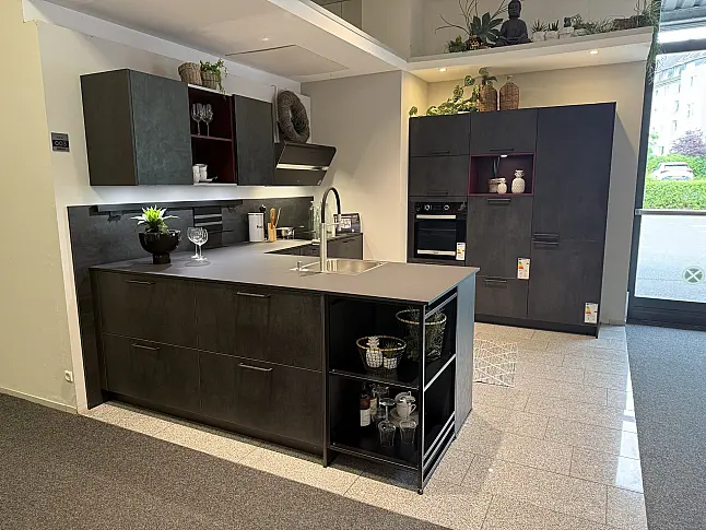 Moderne L-Küche mit  Hochschrank Block inkl. hochgebautem Geschirrspüler