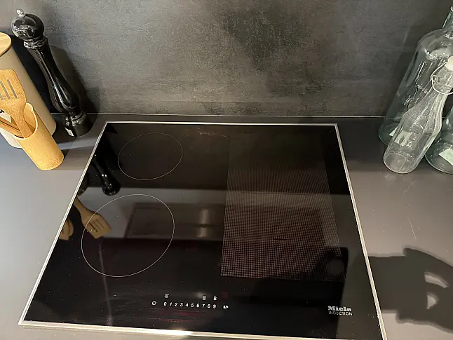 Moderne L-Küche mit  Hochschrank Block inkl. hochgebautem Geschirrspüler
