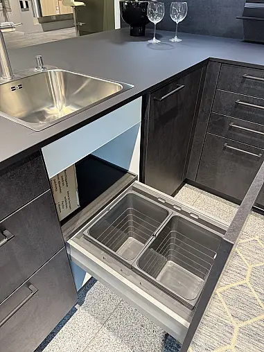 Moderne L-Küche mit  Hochschrank Block inkl. hochgebautem Geschirrspüler