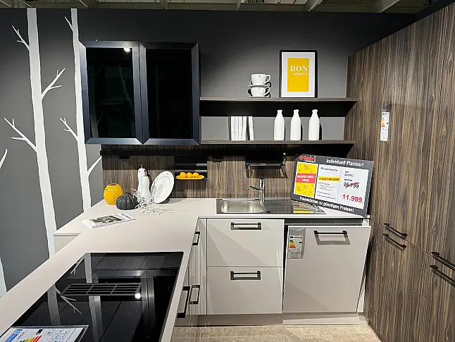 Moderne Küche mit Holzelementen
