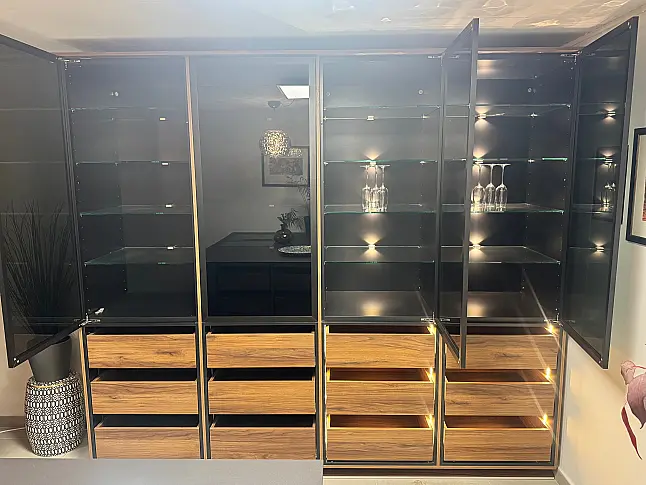 Vitrinenschrank mit Glastüren, Schubkästen und Beleuchtung
