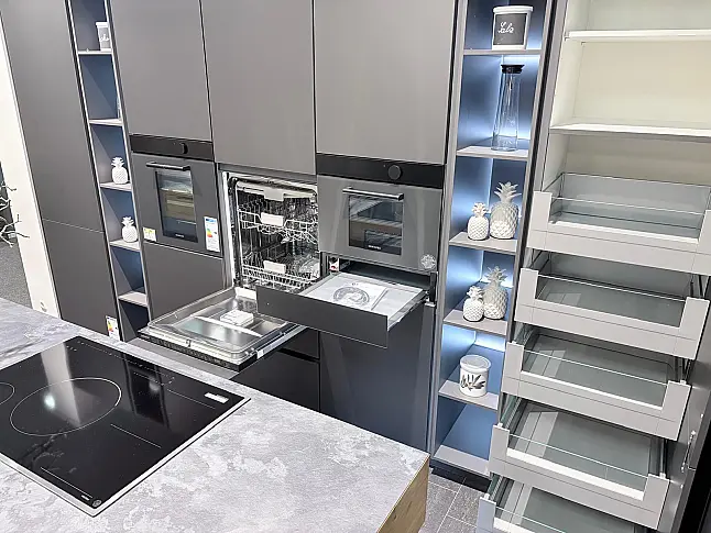 Designer Insel aus Massivholz kombiniert mit moderner Hochschrankoptik