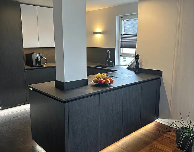Designküche – Black Star Keramik &amp; Polarweiß Exklusive Fronten in Black Star Keramik, kombiniert mit Echtglas-Oberschränken in Polarweiß. Edles, puristisches Design mit LED-Sockelbeleuchtung und hochwertiger Ausstattung.