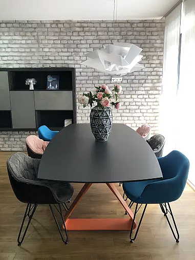 Esstisch oder Besprechungstisch ohne Stühle