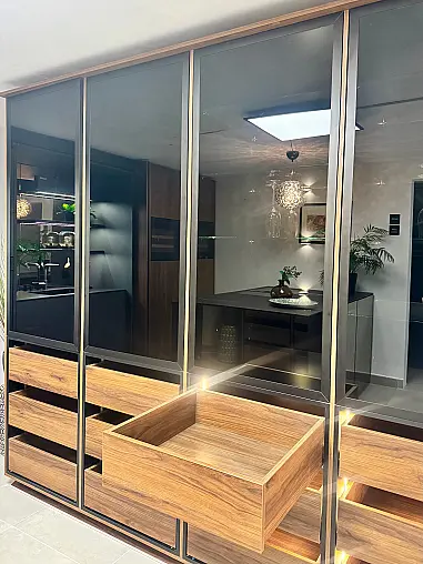 Vitrinenschrank mit Glastüren, Schubkästen und Beleuchtung