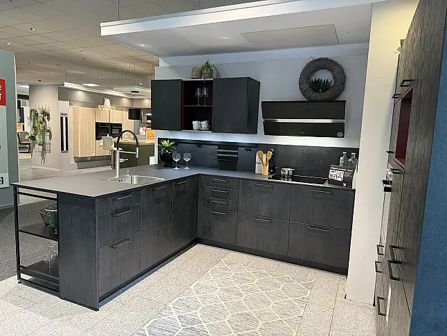 Moderne L-Küche mit  Hochschrank Block inkl. hochgebautem Geschirrspüler