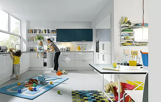 Jugendliche Küche in Kristallweiß hochglanz und Blaugrau-Satin