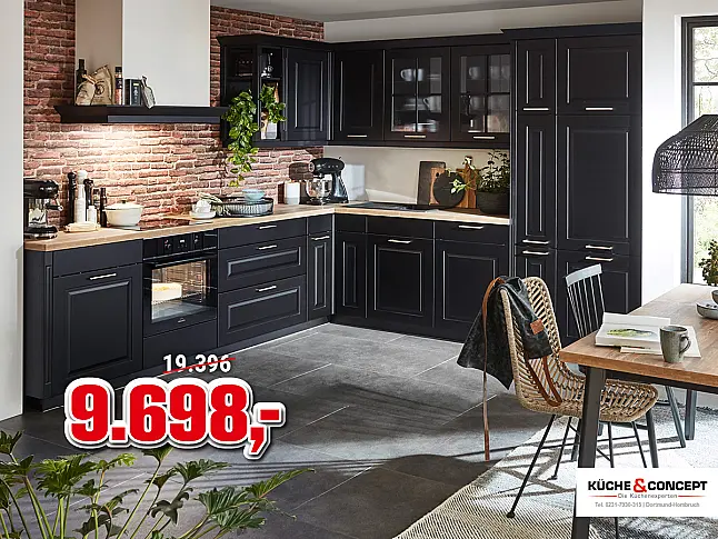 Schöne Landhausküche in Schwarz matt