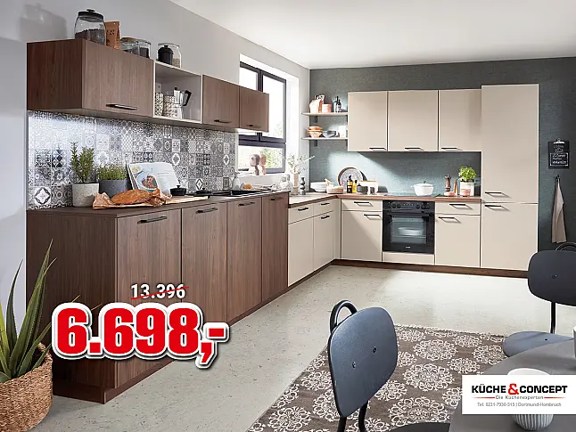 Moderne Einbauküche in Nussbaum